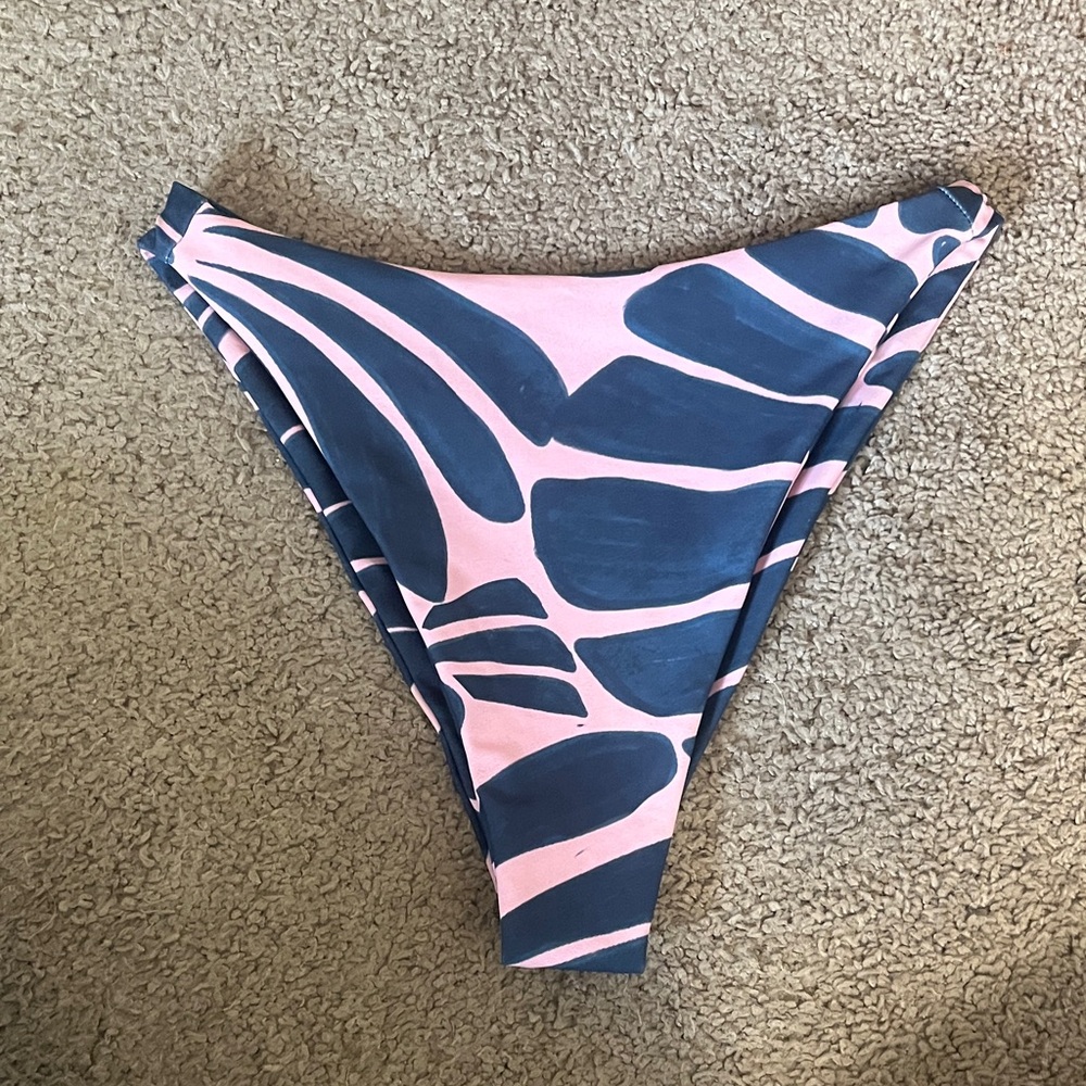 Skatie bikini bottoms size small in conch